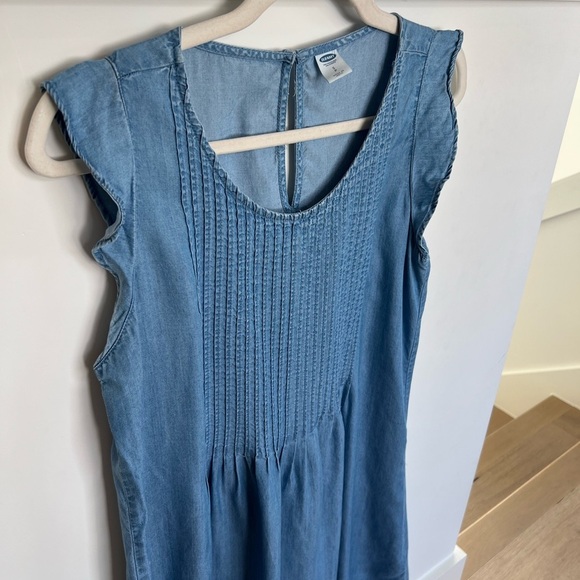 Old Navy Sleeveless Chambray Dress with Scoop Neck and Smocked Pleated Detail - Picture 4 of 8